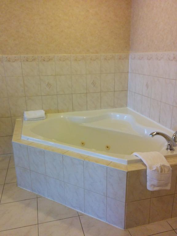 Hotel Days By Wyndham East Lakeview