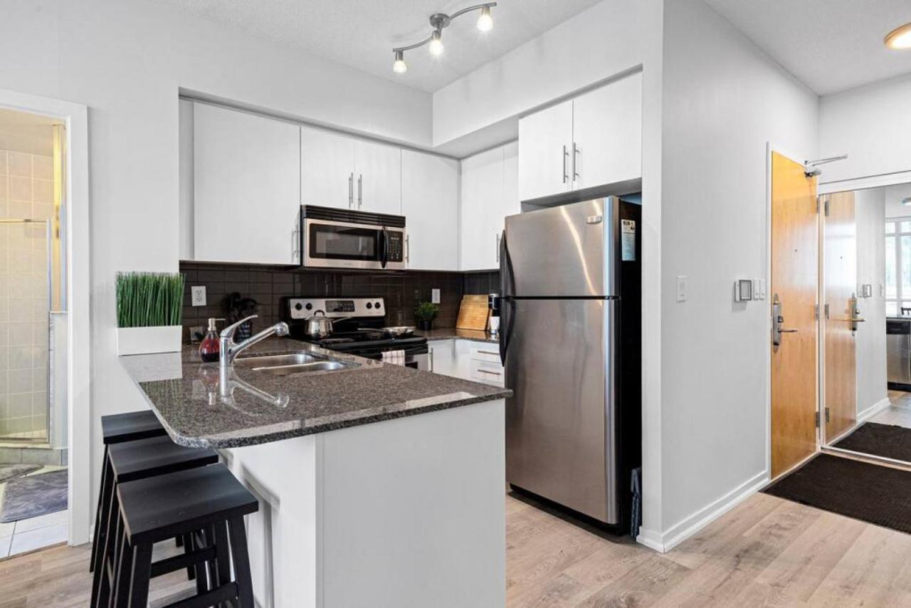 Classy 1br Den W Amazing Skyline View And Wfh Holiday home Toronto
