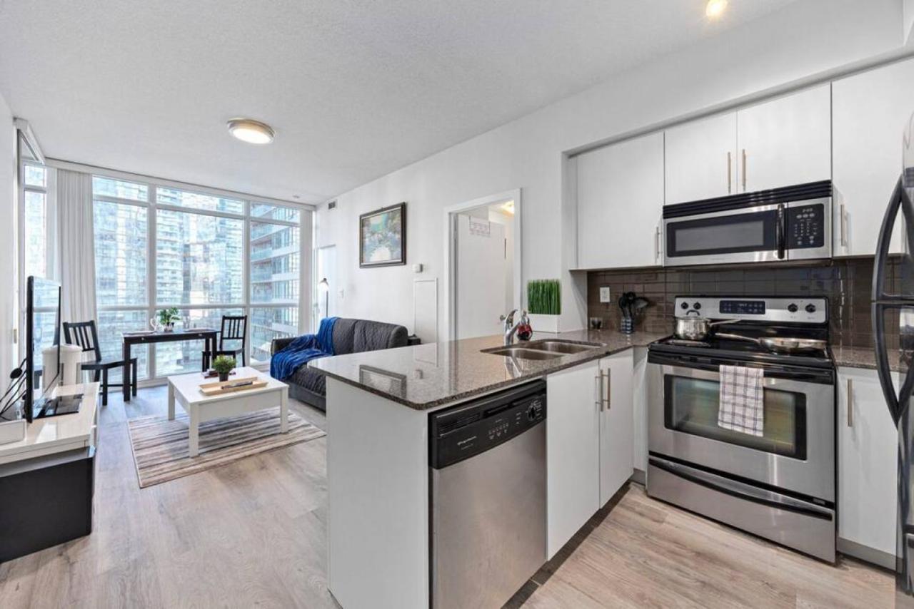 Classy 1br Den W Amazing Skyline View And Wfh Holiday home *
