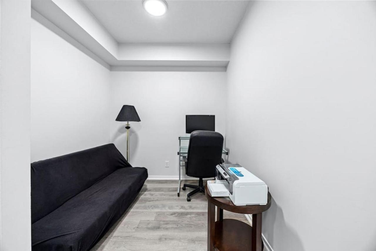 Classy 1br Den W Amazing Skyline View And Wfh Holiday home *