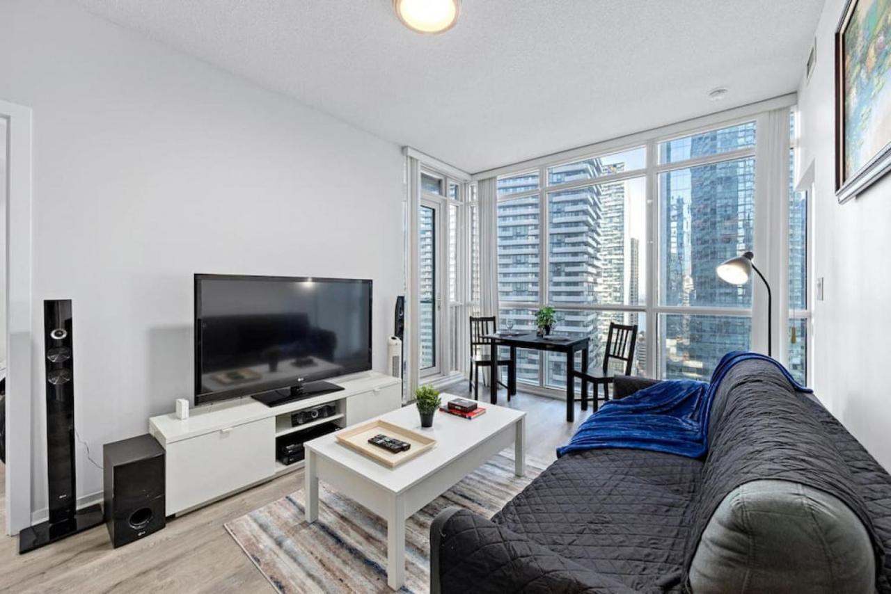 Classy 1br Den W Amazing Skyline View And Wfh Holiday home *