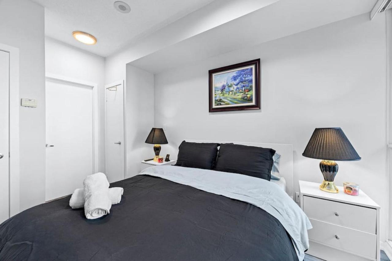 Classy 1br Den W Amazing Skyline View And Wfh Holiday home *