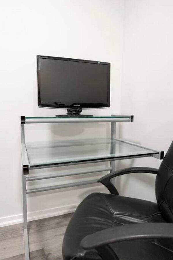 Classy 1br Den W Amazing Skyline View And Wfh * Toronto