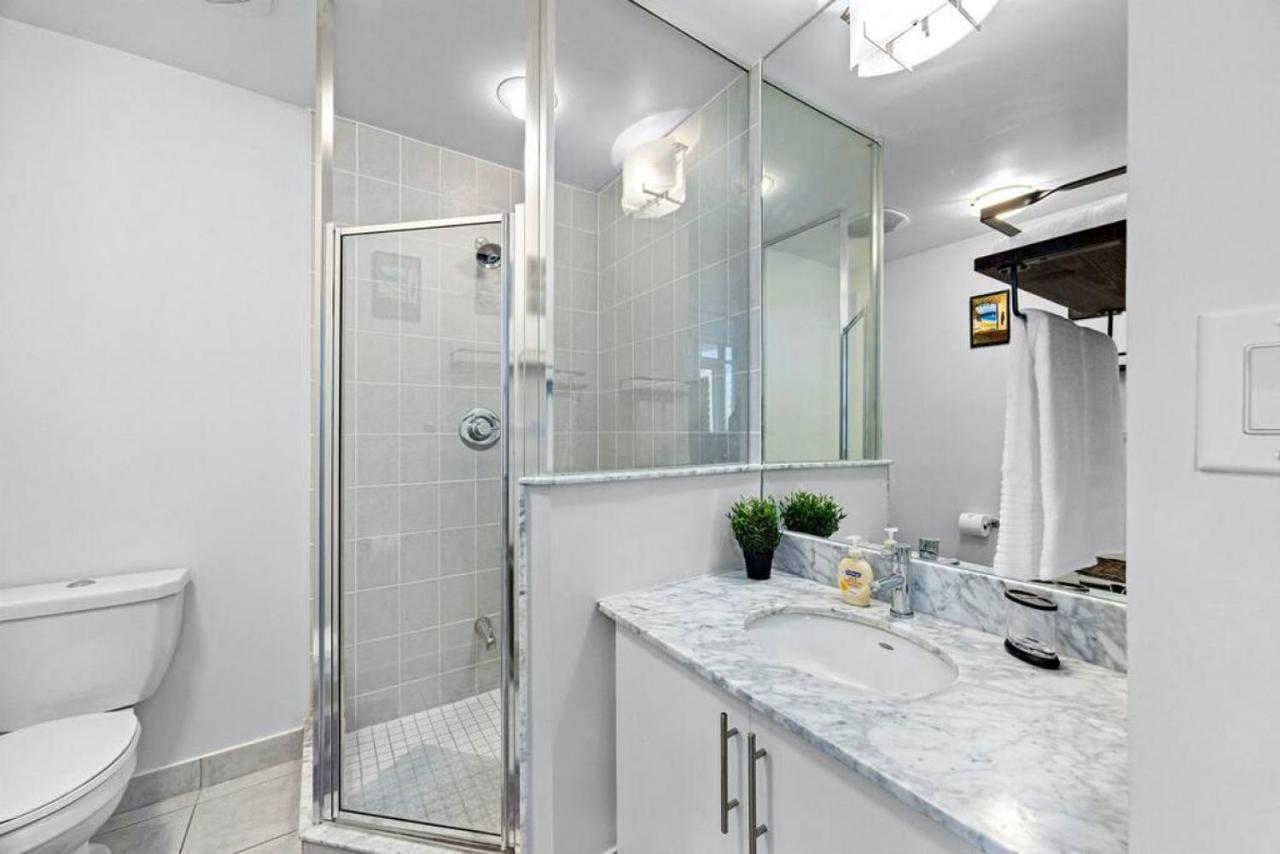 Classy 1br Den W Amazing Skyline View And Wfh * Toronto