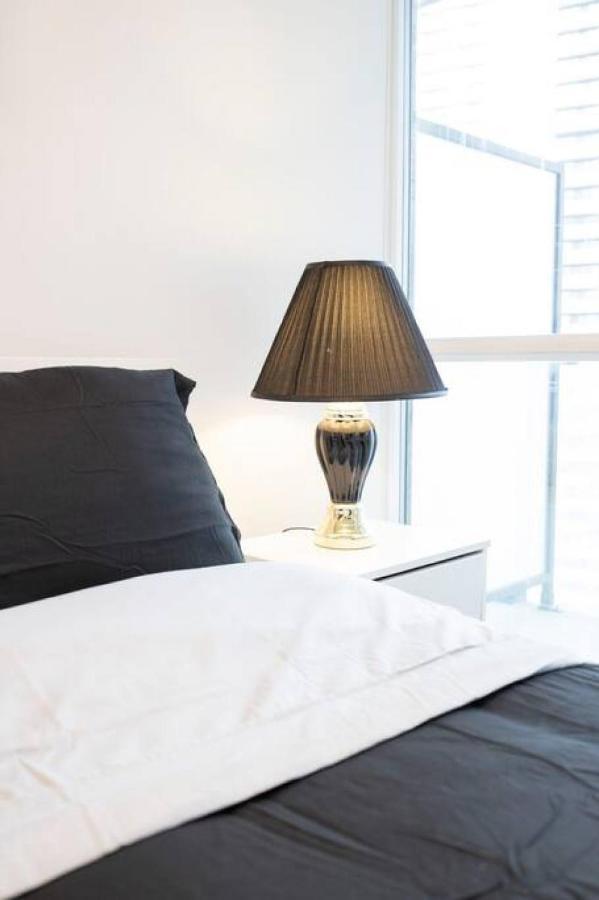 Classy 1br Den W Amazing Skyline View And Wfh Holiday home Toronto