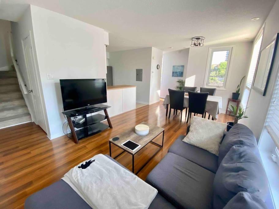 King West Private Rooftop Retreat * Toronto
