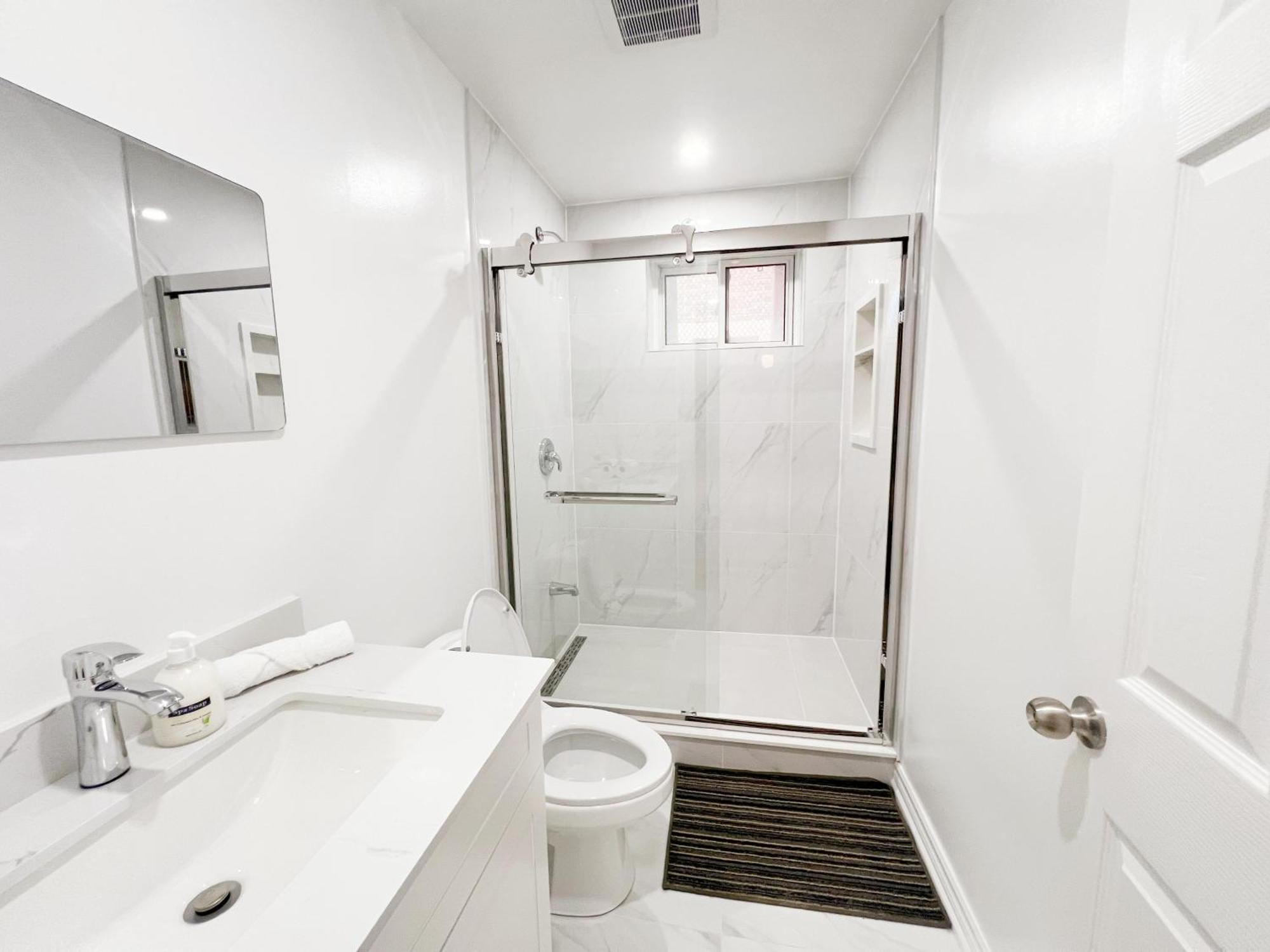 Vihome-34- Double Bed Near Finch And 404 Bsmt Homestay