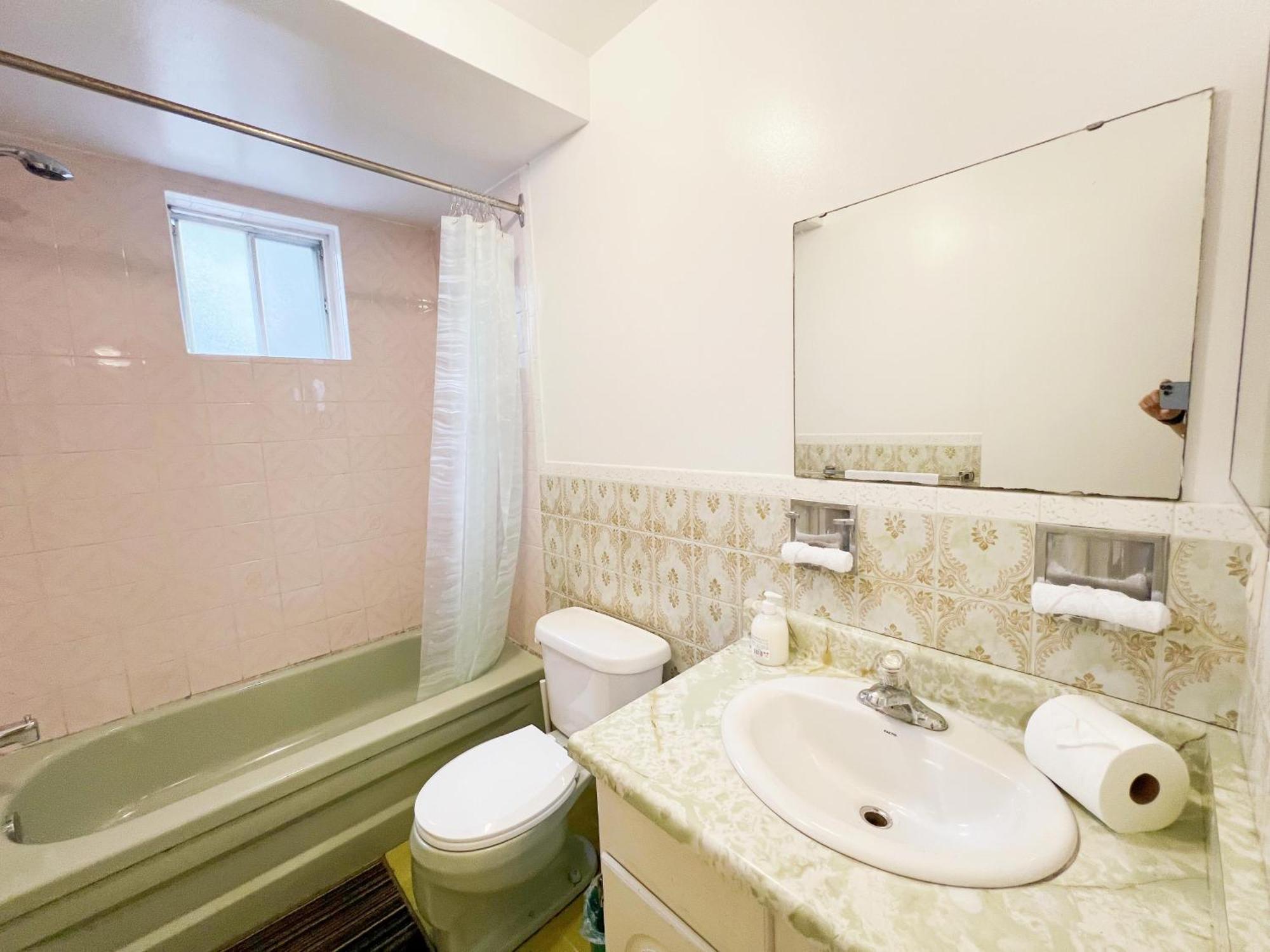 Vihome-34- Double Bed Near Finch And 404 Bsmt Homestay Toronto