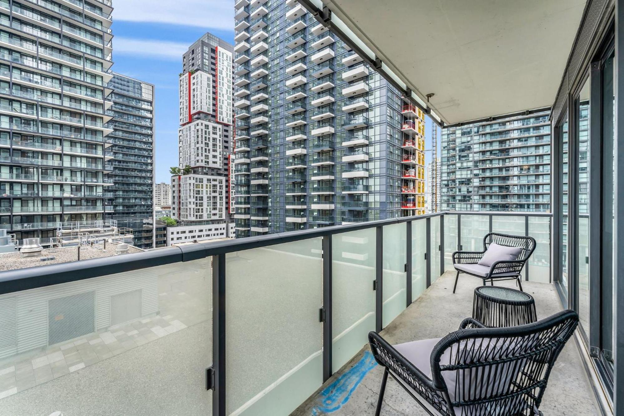 Bespoke 1br Entertainment District Apartment Toronto
