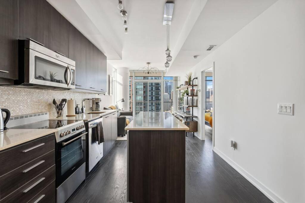 Amazing View 2br St Lawrence Market Condo, Downtown *