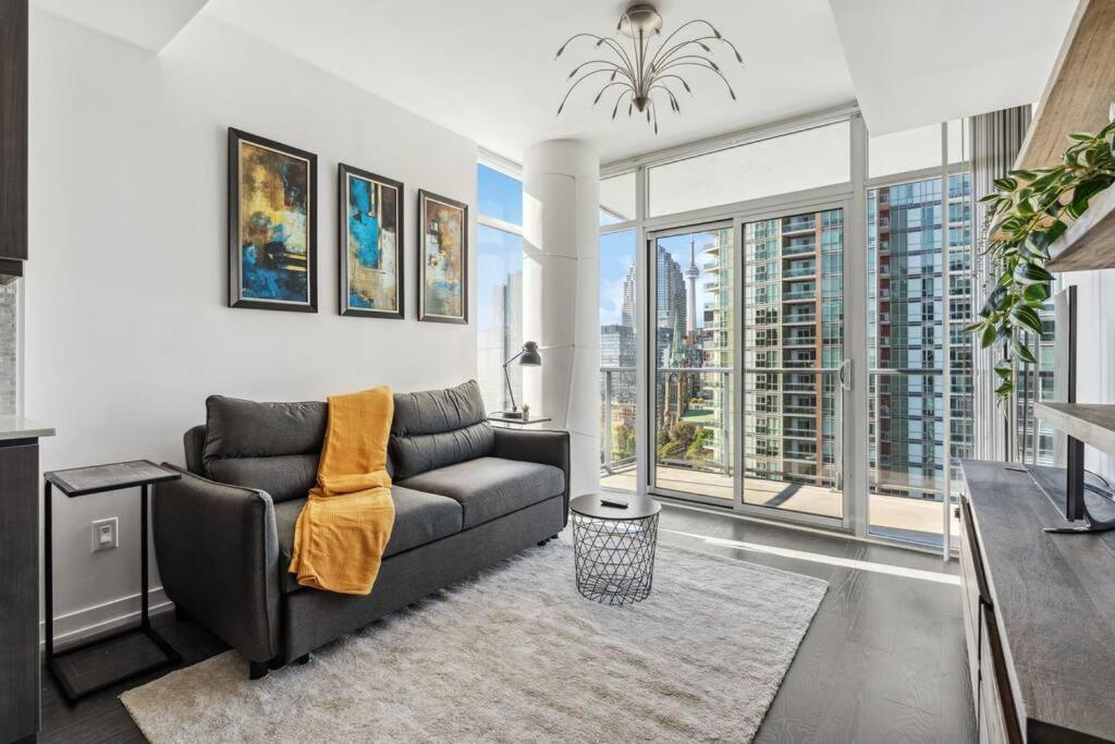 Amazing View 2br St Lawrence Market Condo, Downtown