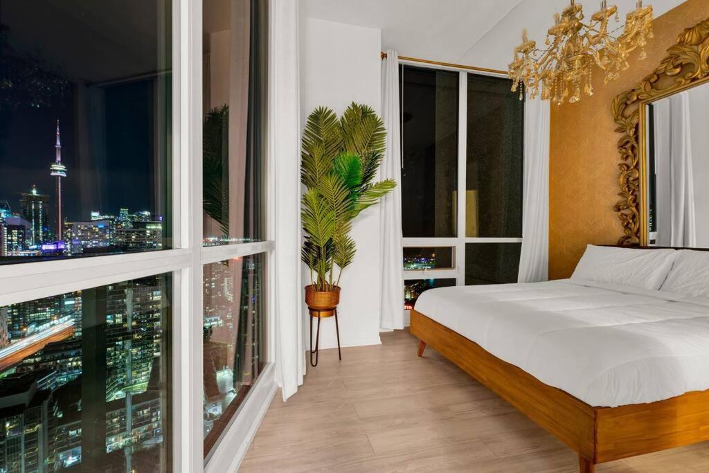 Penthouse Corner With Panoramic 12 Ft Windows *