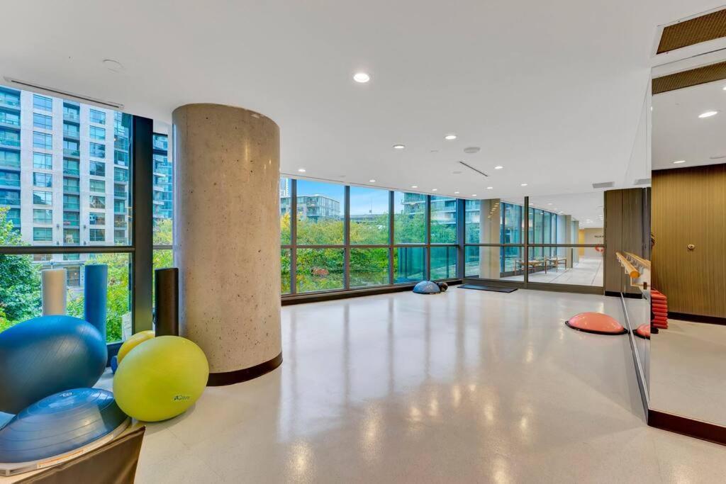 Penthouse Corner With Panoramic 12 Ft Windows