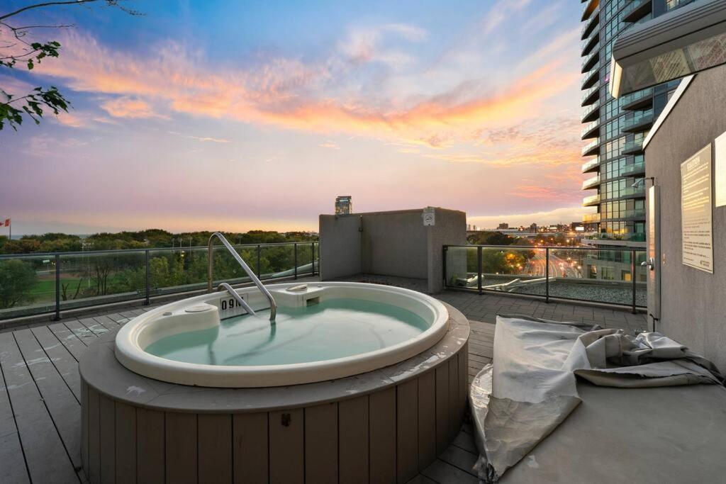 Penthouse Corner With Panoramic 12 Ft Windows *