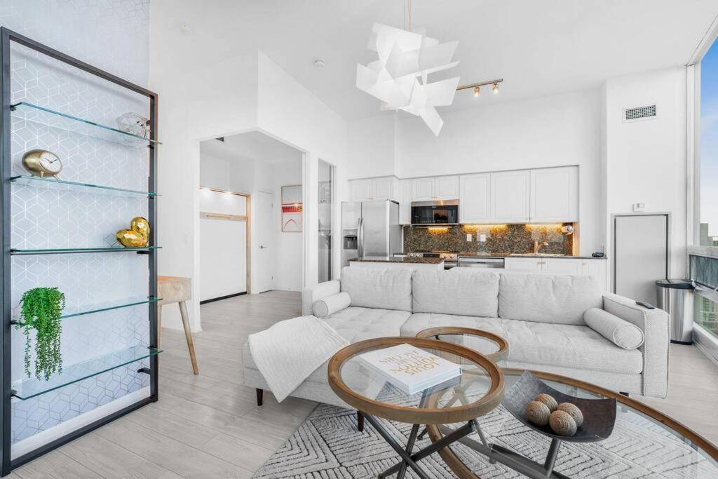 Penthouse Corner With Panoramic 12 Ft Windows