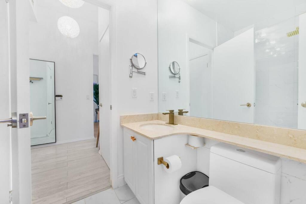 Penthouse Corner With Panoramic 12 Ft Windows Apartment Toronto