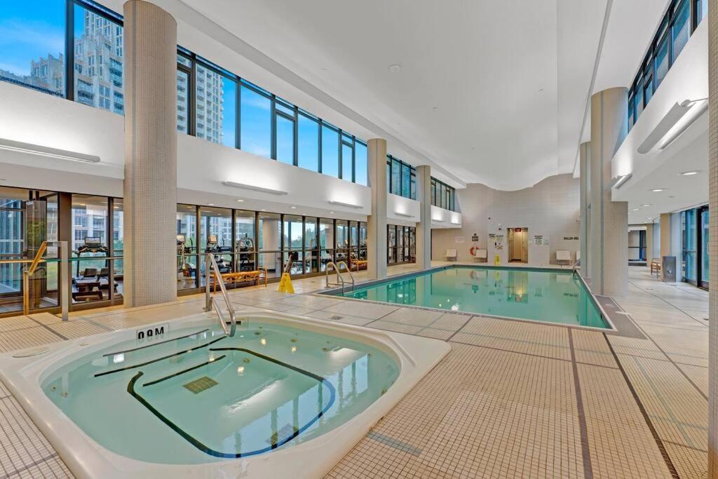 Penthouse Corner With Panoramic 12 Ft Windows Toronto