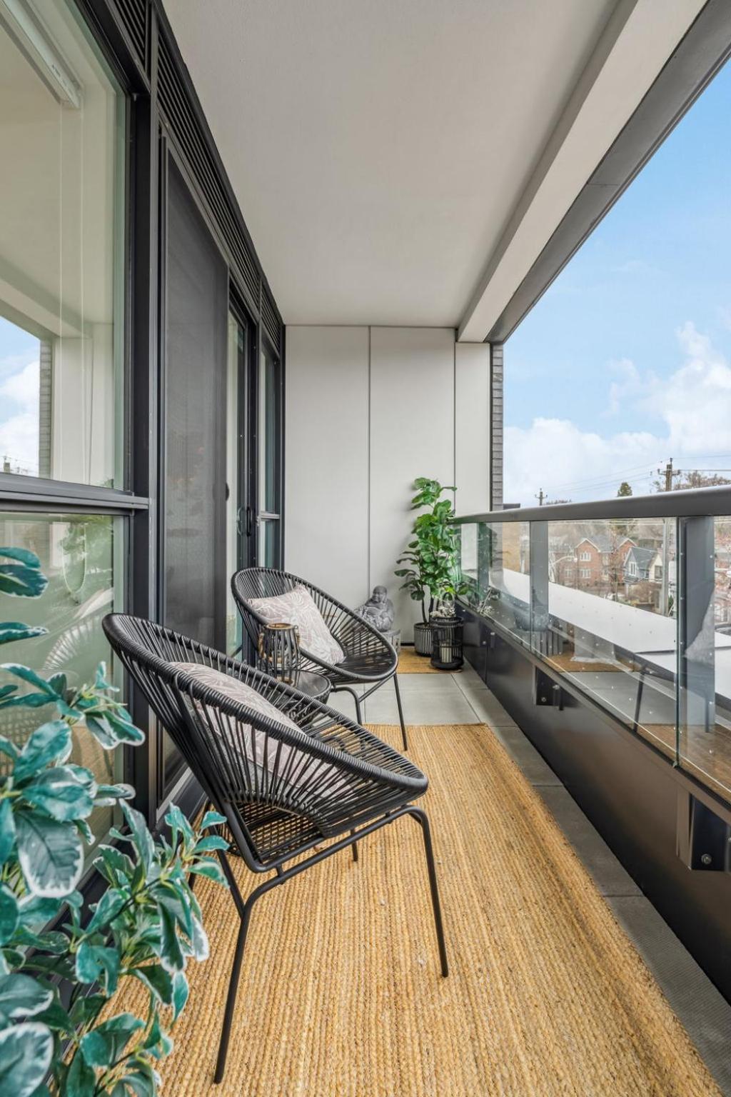 Apartment Designer Yonge & Eglinton Gem, Parking, 65 Tv Toronto
