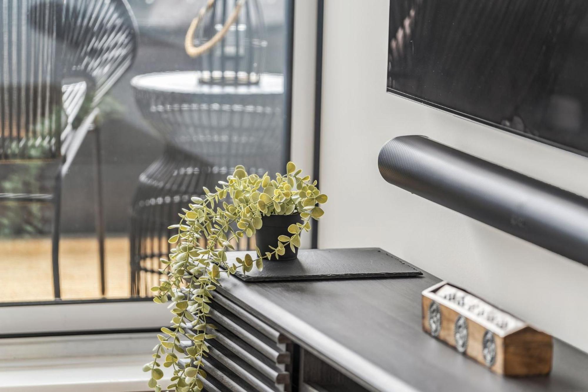 Apartment Designer Yonge & Eglinton Gem, Parking, 65 Tv *