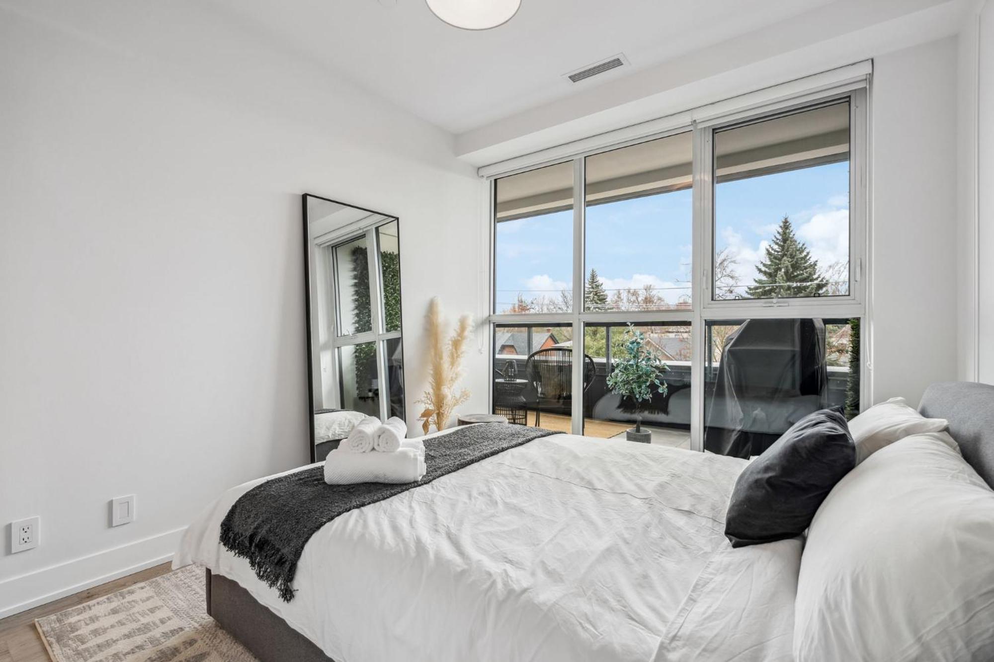Designer Yonge & Eglinton Gem, Parking, 65 Tv
