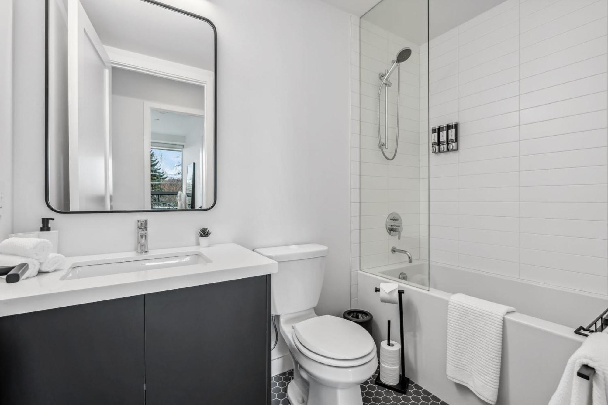 Designer Yonge & Eglinton Gem, Parking, 65 Tv