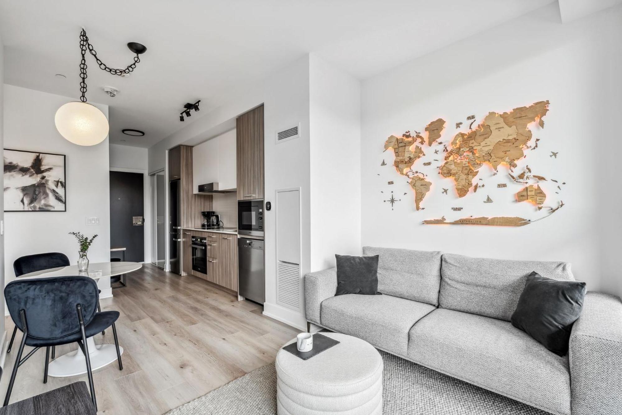 Apartment Designer Yonge & Eglinton Gem, Parking, 65 Tv Toronto