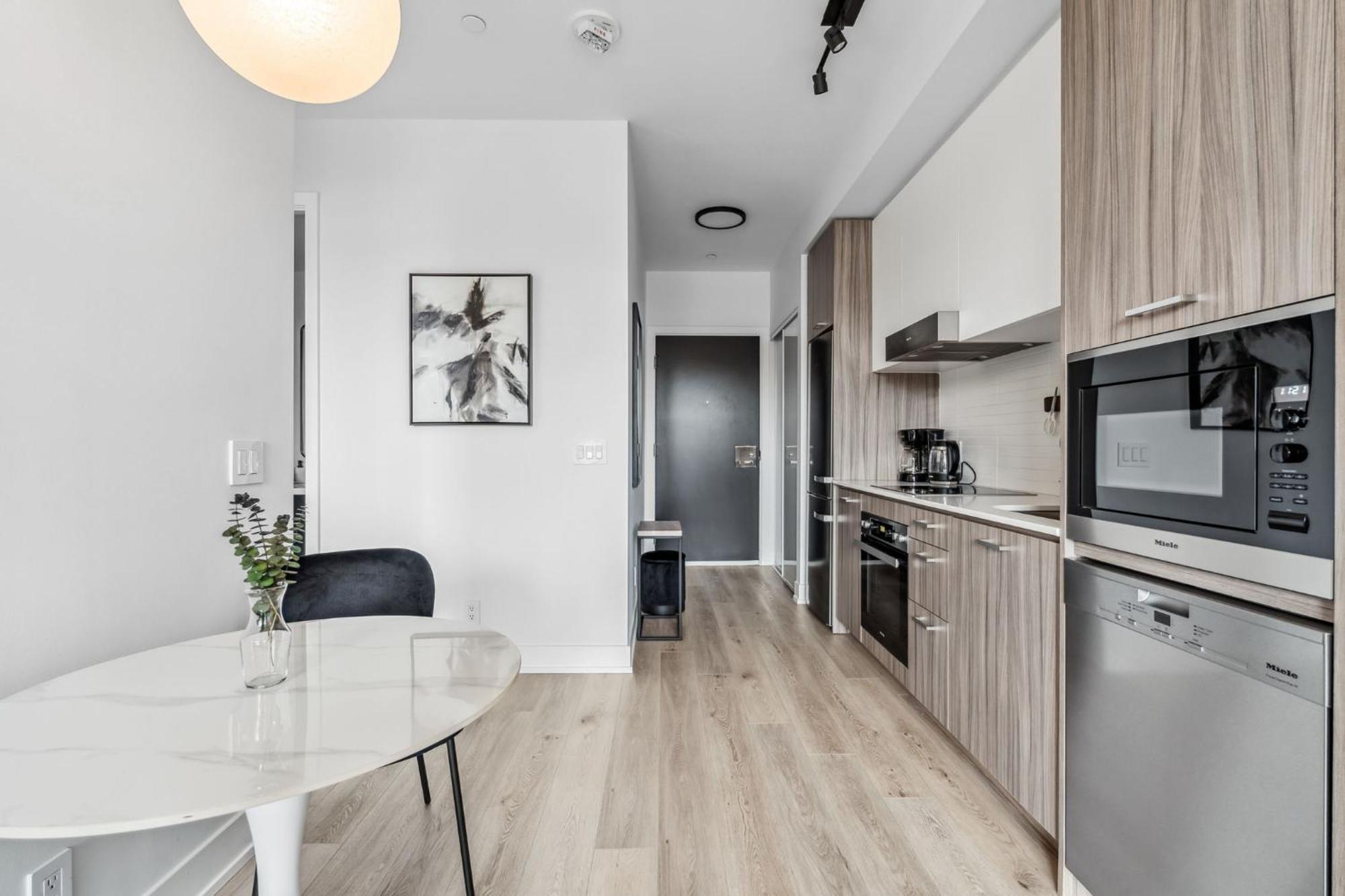 Designer Yonge & Eglinton Gem, Parking, 65 Tv