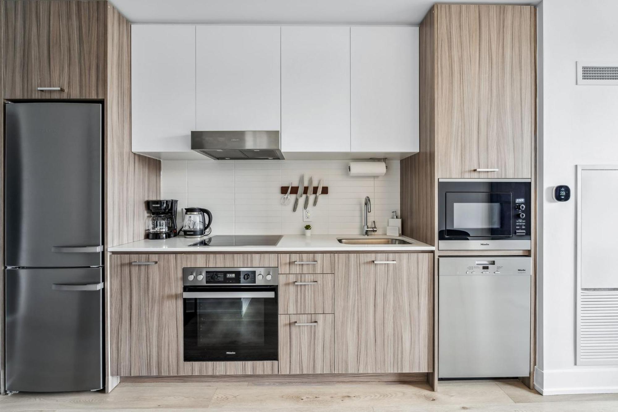 Designer Yonge & Eglinton Gem, Parking, 65 Tv *
