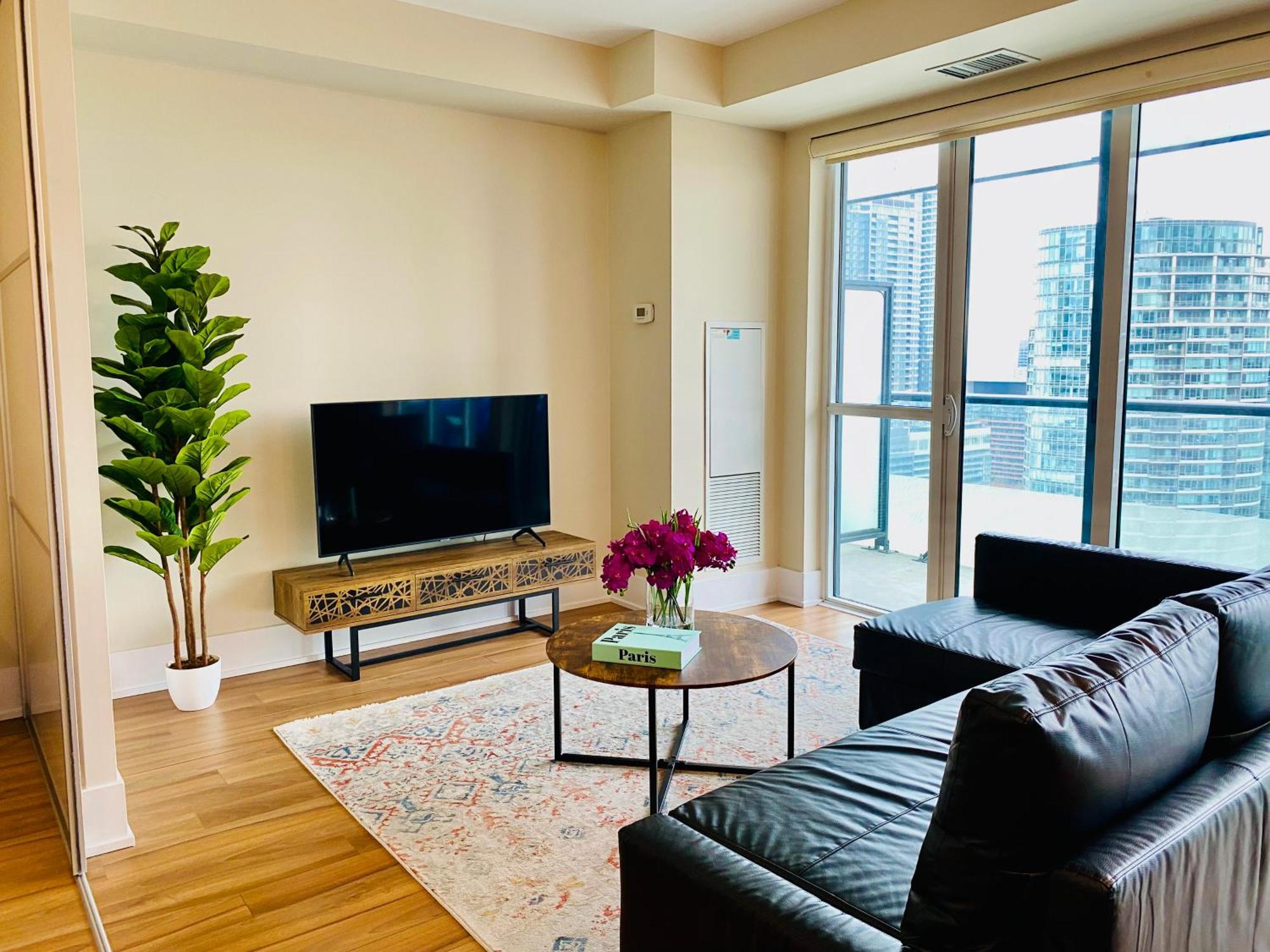 - Free Parking, Views, Near Cn Tower Apartment