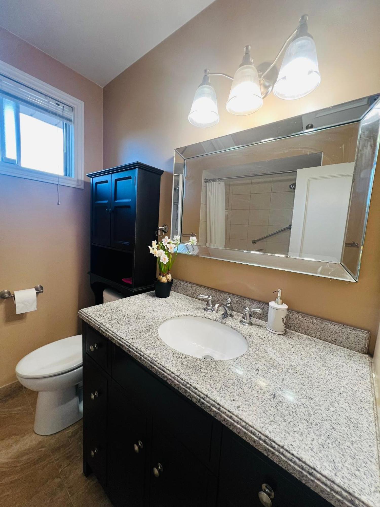 Guest house Cozy Stay, Self Check-In With Parking Available Upon Request Toronto
