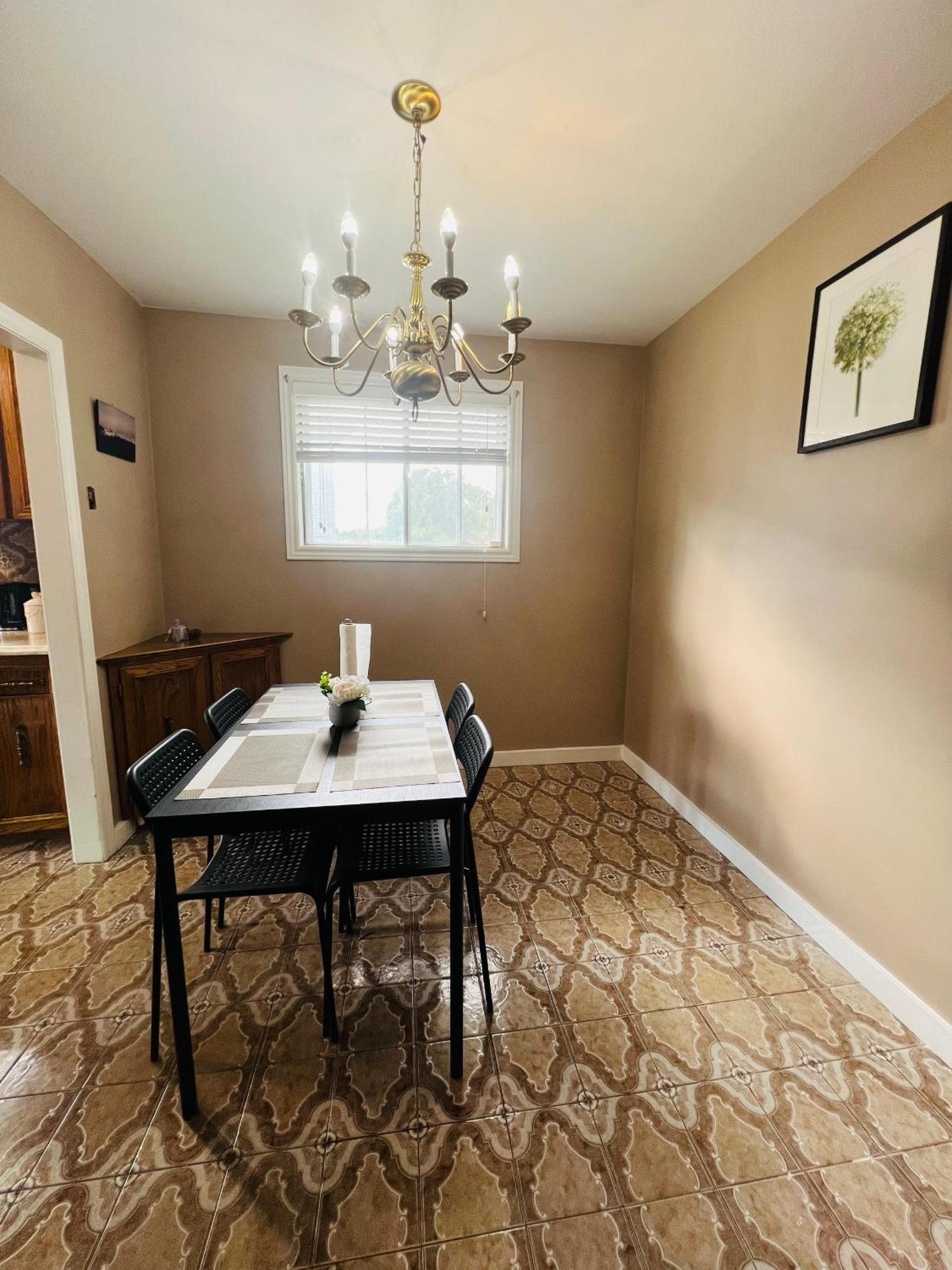 Cozy Stay, Self Check-In With Parking Available Upon Request *