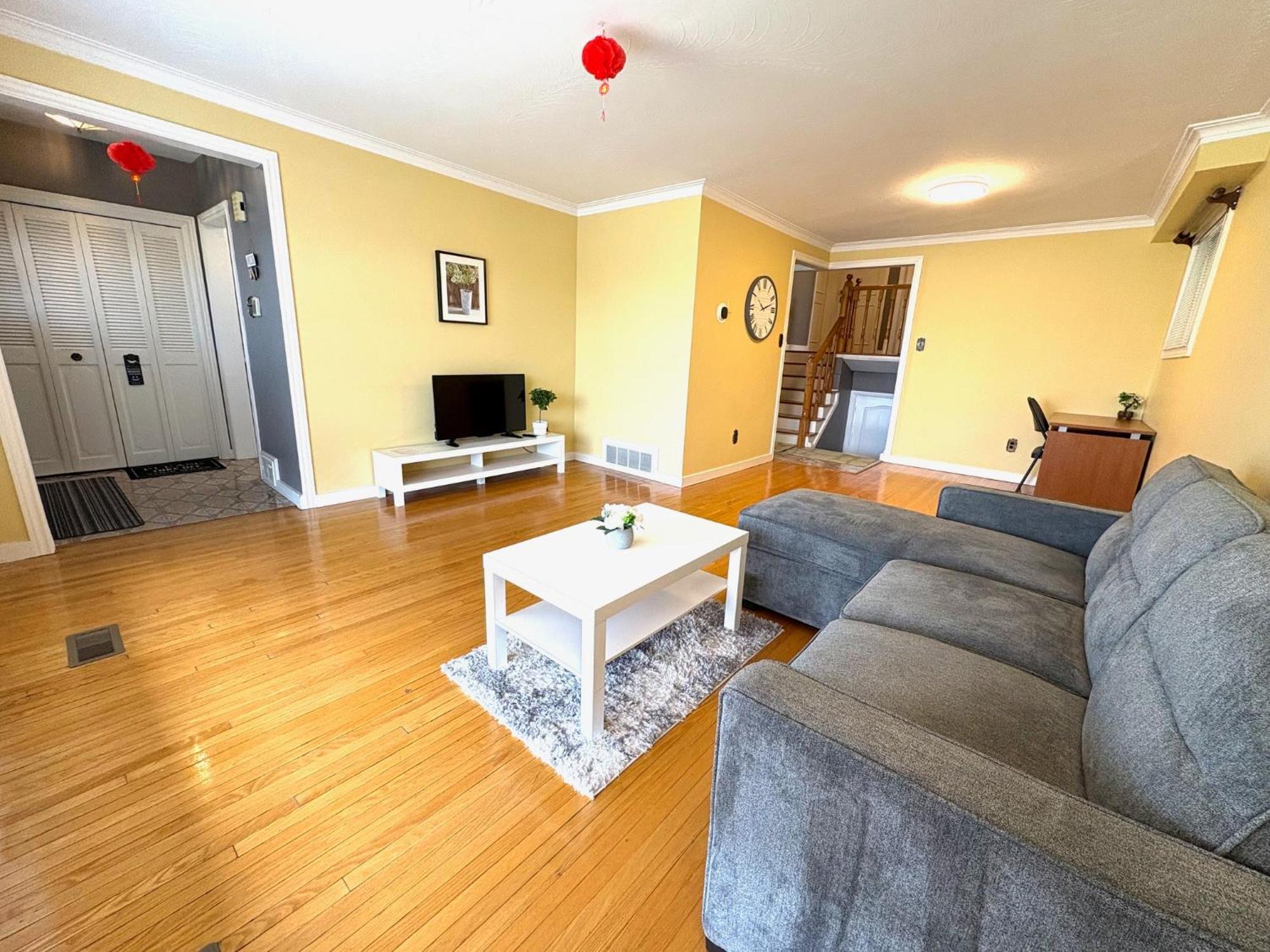 Guest house Cozy Stay, Self Check-In With Parking Available Upon Request Toronto