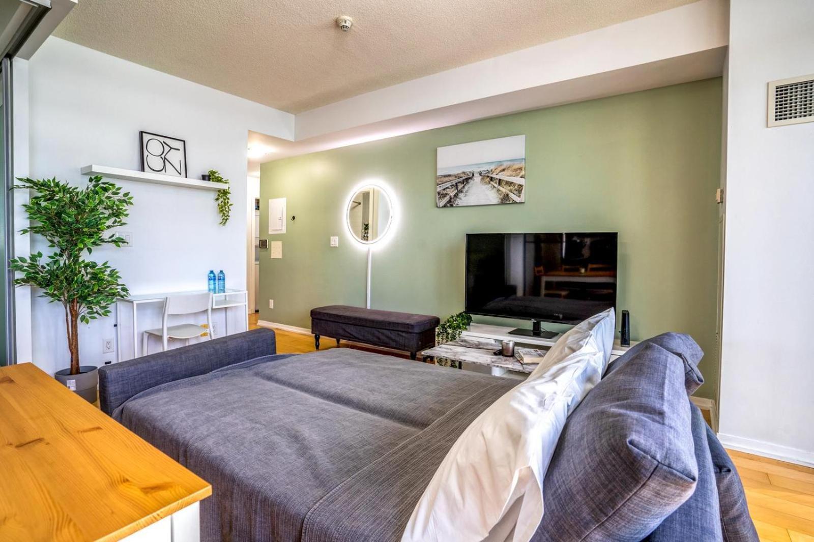 Spacious Next To Cn Tower Apartment *