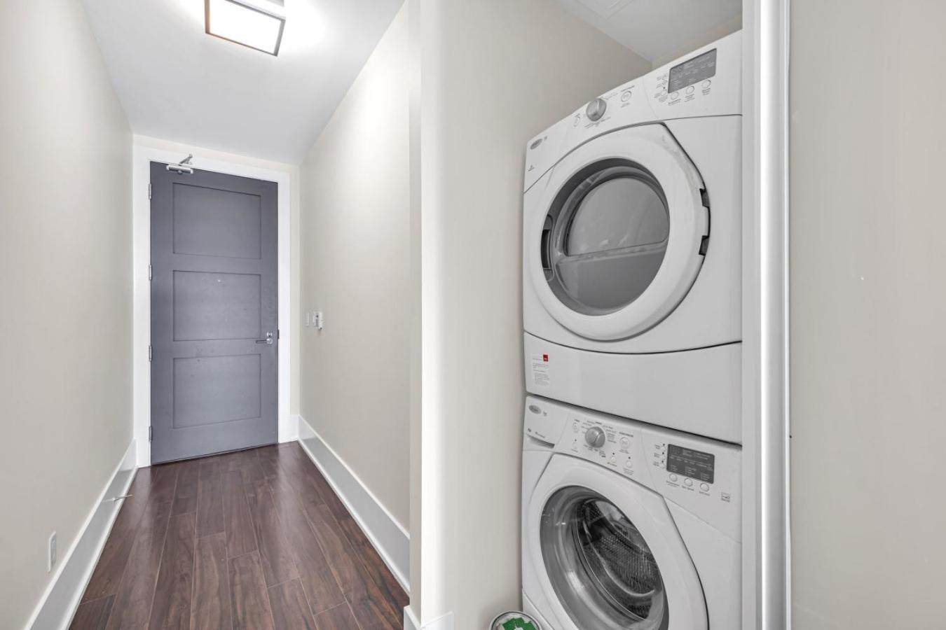 Cn Tower View 2 Bed Near Rogers Centre, Scotiabank, Mtcc
