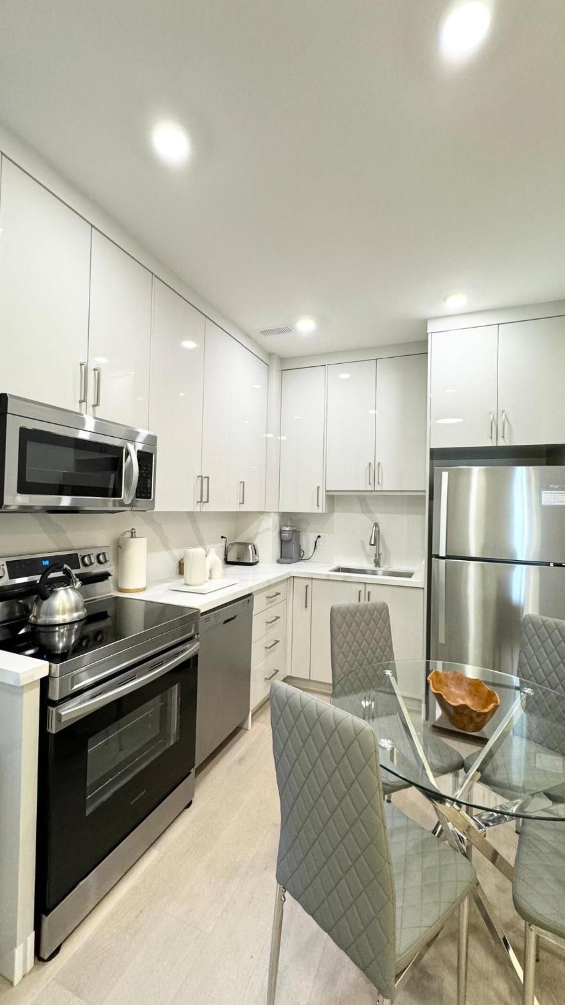 Bright Luxurious 2 Bedroom * Toronto