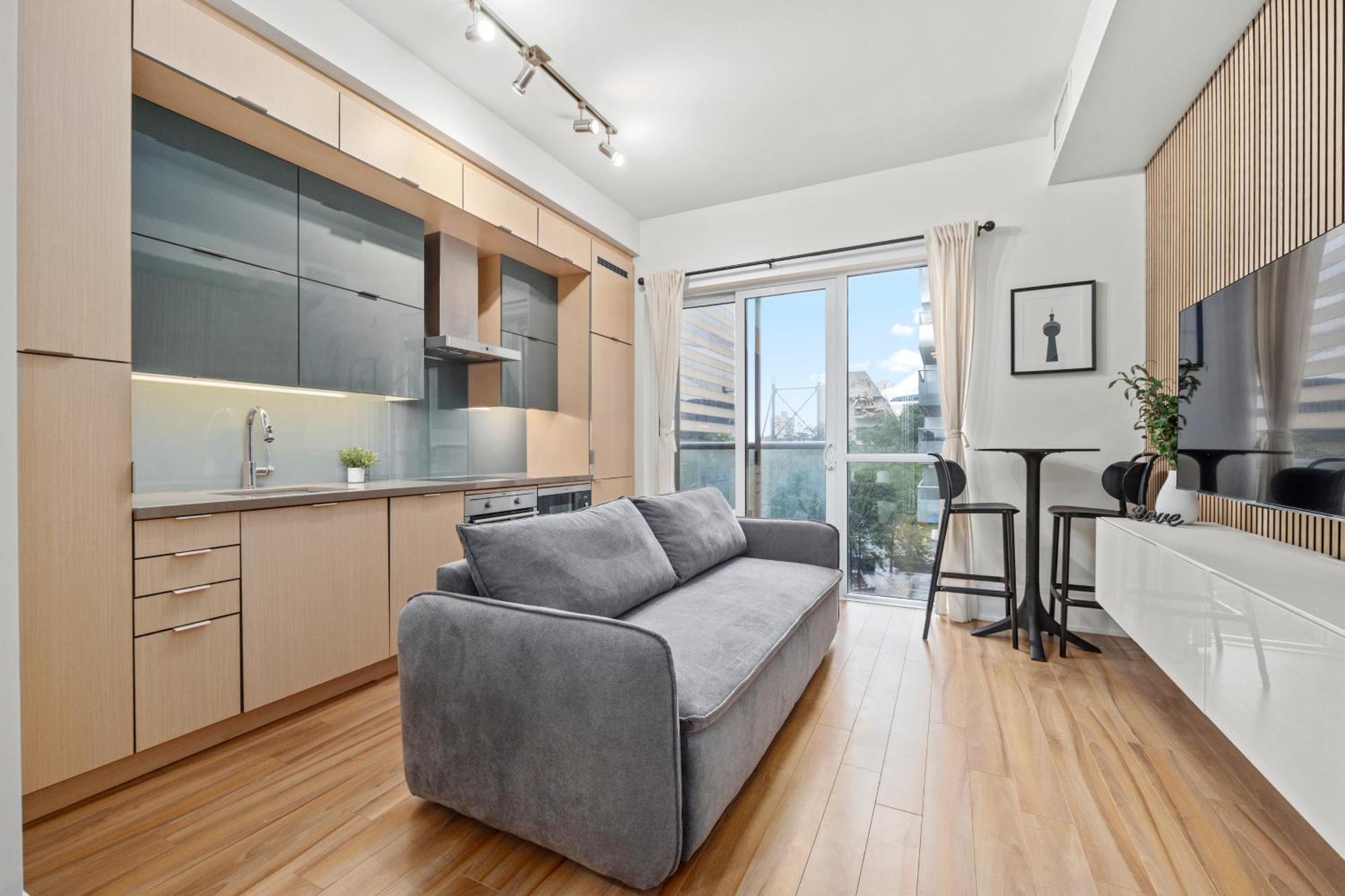 Lovely 1 Bedroom Suite,gym,pool, Mtcc, Cn Tower * Toronto