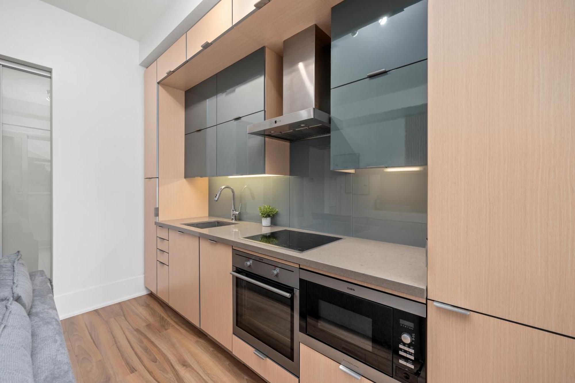Lovely 1 Bedroom Suite,gym,pool, Mtcc, Cn Tower * Toronto