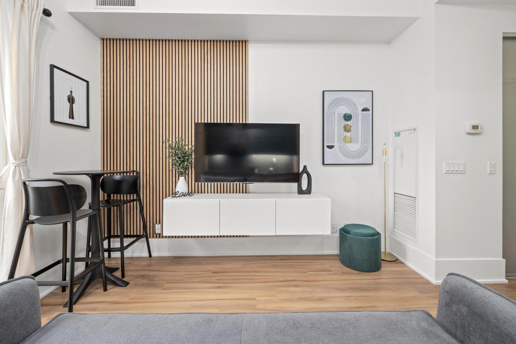 Lovely 1 Bedroom Suite,gym,pool, Mtcc, Cn Tower Apartment