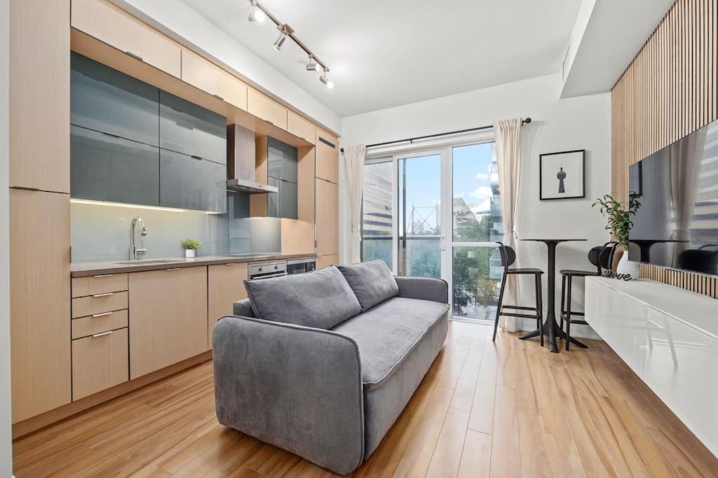 Lovely 1 Bedroom Suite,gym,pool, Mtcc, Cn Tower * Toronto