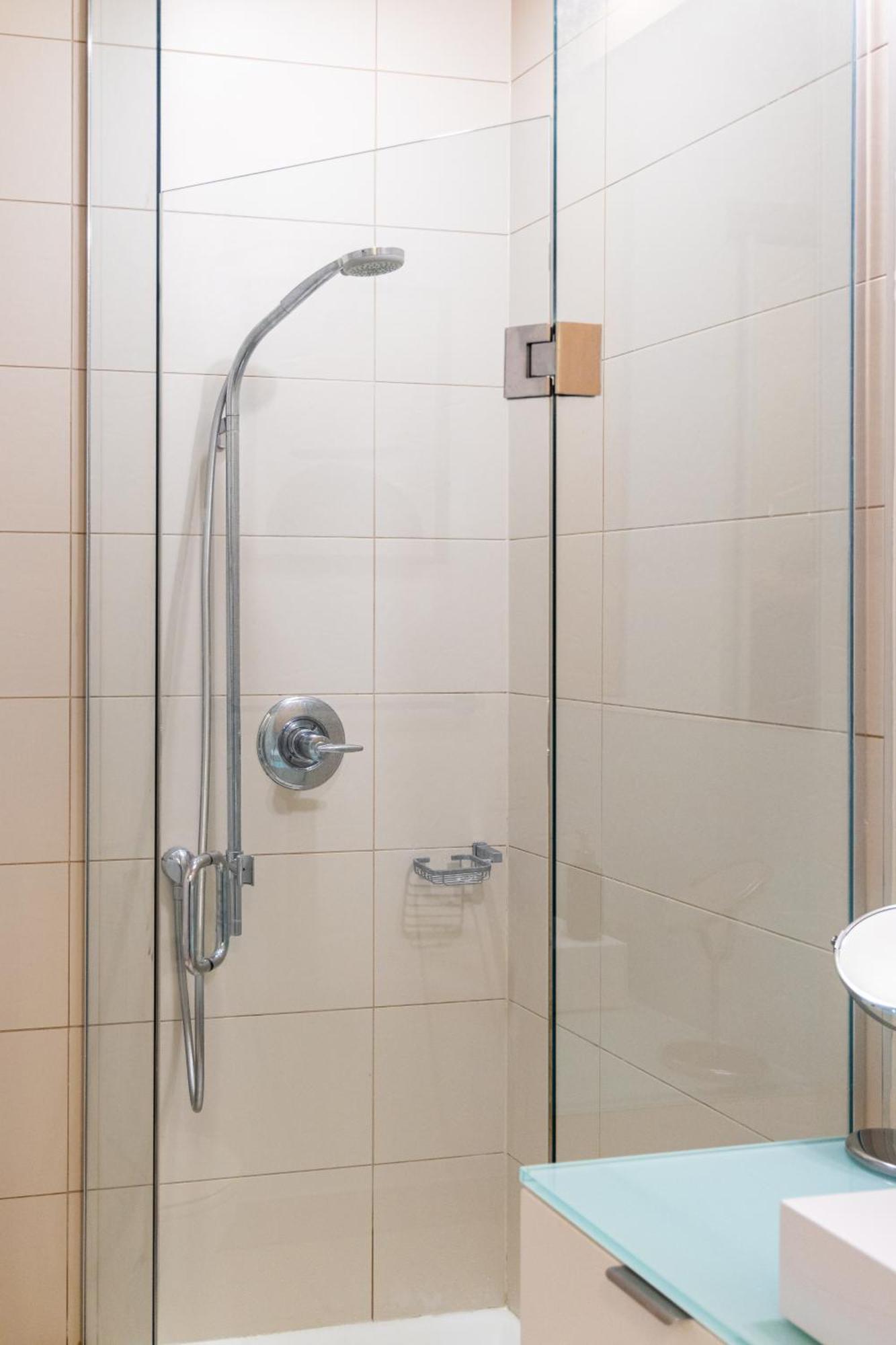Lovely 1 Bedroom Suite,gym,pool, Mtcc, Cn Tower Apartment *