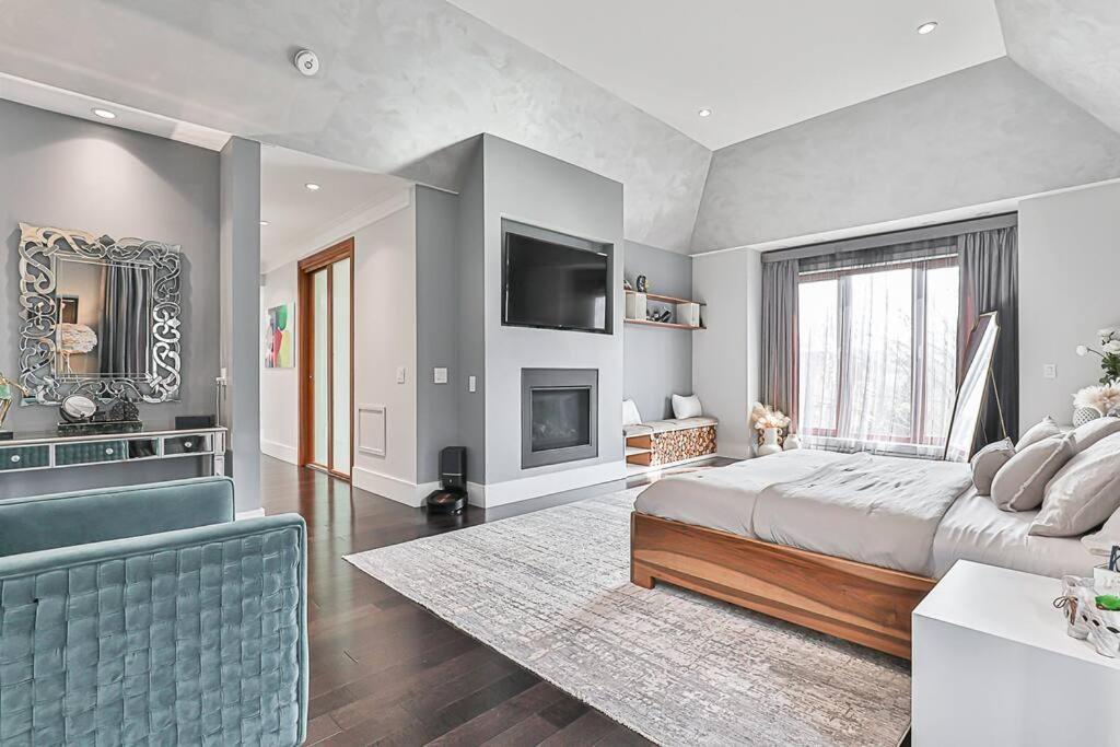 Luxurious &theater Retreat - Escape Apartment Toronto