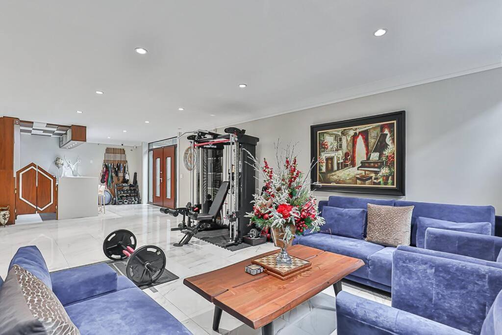 Luxurious &theater Retreat - Escape Apartment *