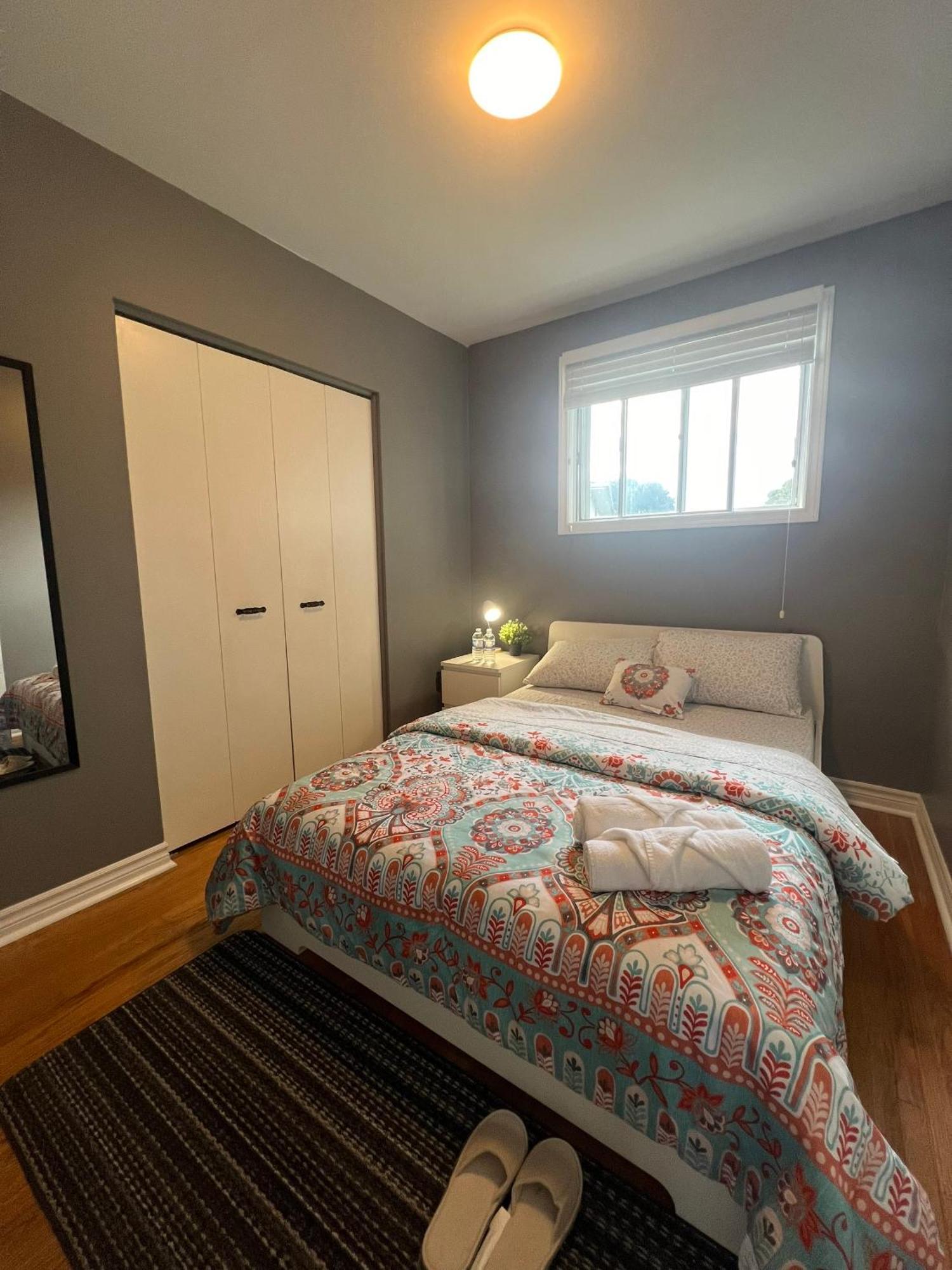 Cozy Stay, Self Check-In With Parking Available Upon Request * Toronto