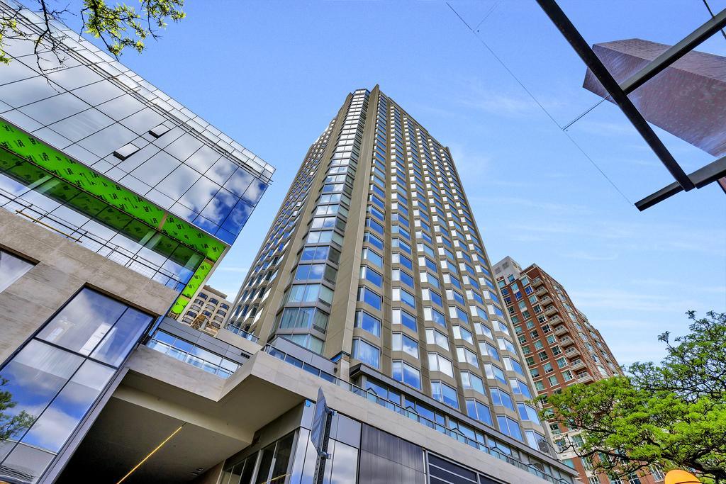 Apartment Premium 2bdrm In Yorkville Toronto