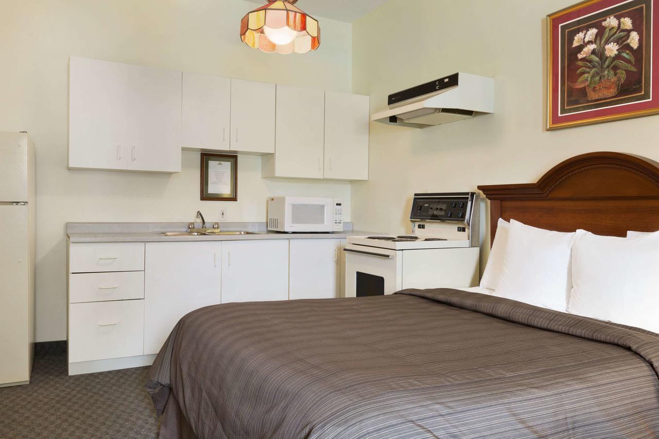 Days By Wyndham East Beaches Toronto