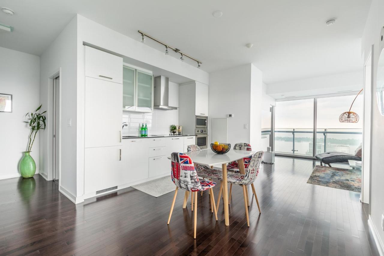 Executive Corner With Panoramic View Toronto