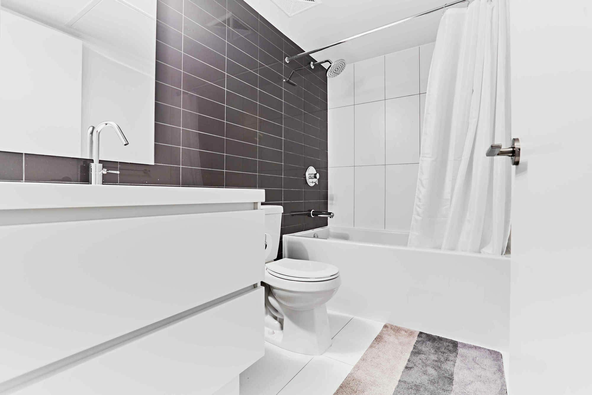By Rogers Centre Apartment *