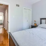 Beautiful House Near Bluffers Beach, 25 Minutes To Toronto Downtown, Free Parking, And Wifi