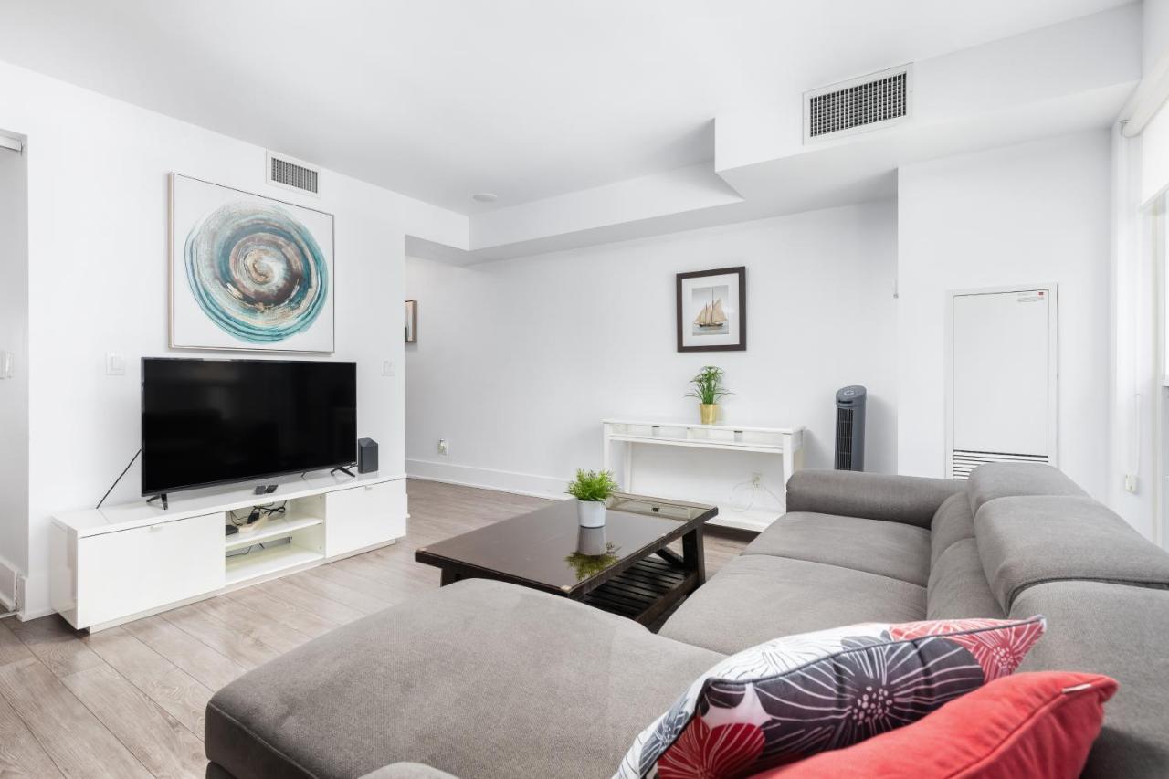 Apartment Across From The Cn Tower, Metro Convention Centre And Rogers Centre In Downtown Core *