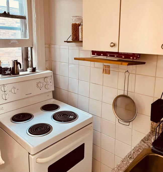 Hipster Studio In Little Italy Apartment Toronto
